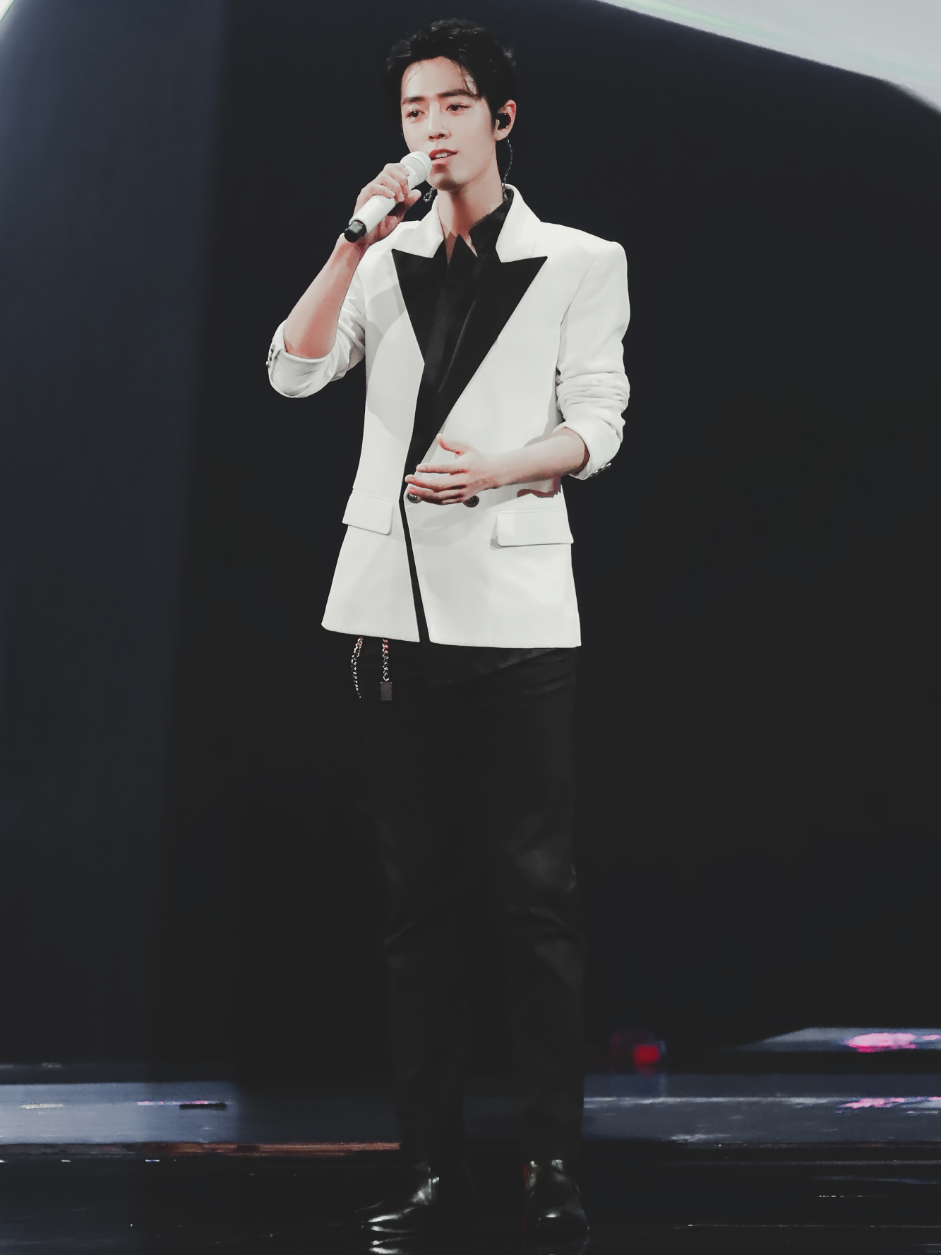 肖战最新舞台照,搭配拼接西装,帅出新高度!